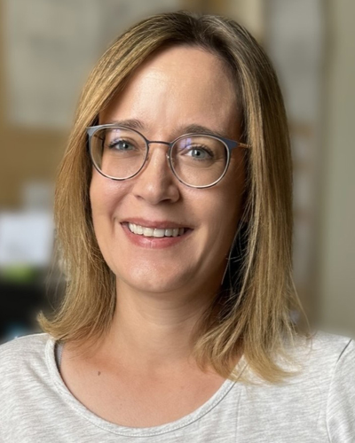 Frau Ostrick, Sekretariat