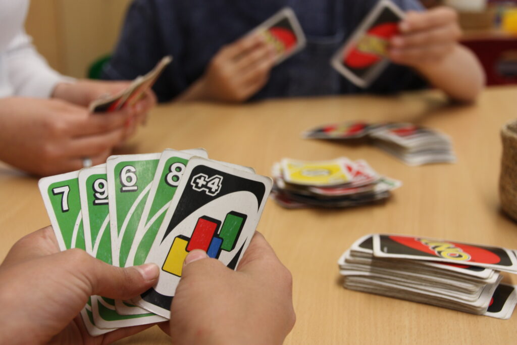 Kinder spielen UNO in der OGS Stoffeler Straße